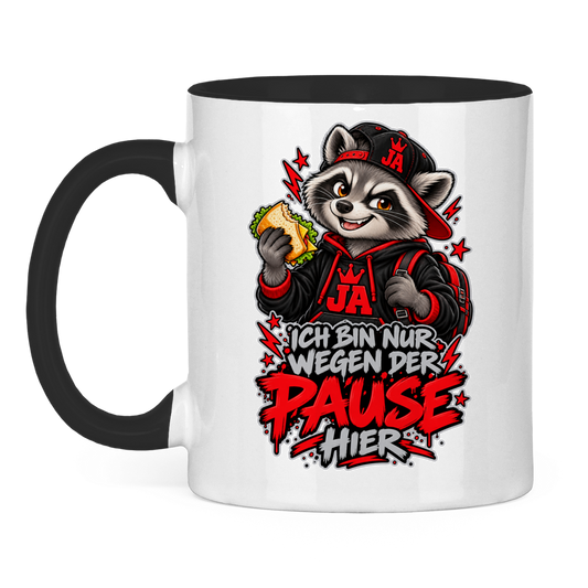 JA Pausen-Waschbär Rot – Tasse in Schwarz, Vorderansicht, Aufdruck: Waschbär mit Pausenbrot in Rot: „Ich bin nur wegen der Pause hier“