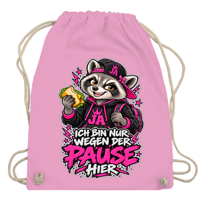 JA Pausen-Waschbär Pink – Turnbeutel in Rosa, Aufdruck: Waschbär mit Pausenbrot in Pink: „Ich bin nur wegen der Pause hier“