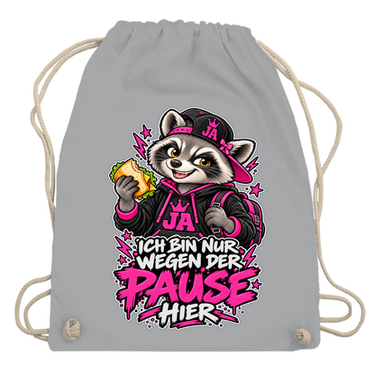 JA Pausen-Waschbär Pink – Turnbeutel in Hellgrau, Aufdruck: Waschbär mit Pausenbrot in Pink: „Ich bin nur wegen der Pause hier“