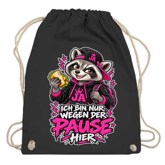 JA Pausen-Waschbär Pink – Turnbeutel in Schwarz, Aufdruck: Waschbär mit Pausenbrot in Pink: „Ich bin nur wegen der Pause hier“