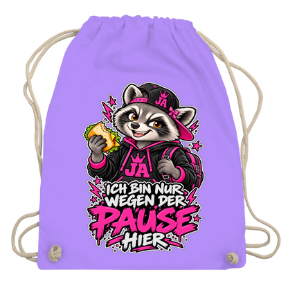 JA Pausen-Waschbär Pink – Turnbeutel in Lavendel, Aufdruck: Waschbär mit Pausenbrot in Pink: „Ich bin nur wegen der Pause hier“