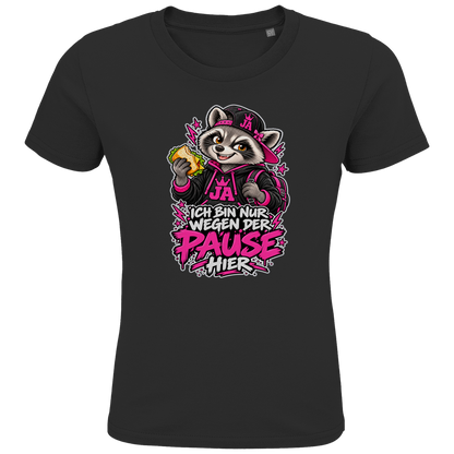 JA Pausen-Waschbär Pink – Kinder-T-Shirt in Schwarz, Vorderansicht, Frontdruck: Waschbär mit Pausenbrot in Pink: „Ich bin nur wegen der Pause hier“