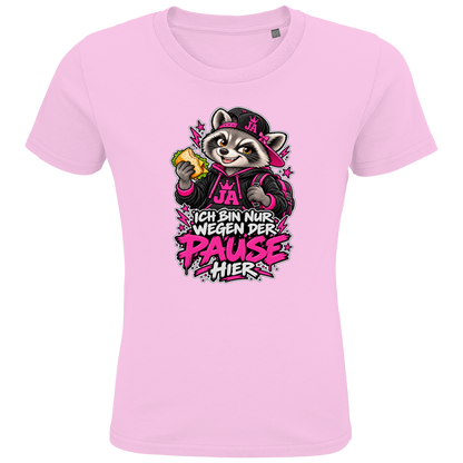 JA Pausen-Waschbär Pink – Kinder-T-Shirt in Zartrosa, Vorderansicht, Frontdruck: Waschbär mit Pausenbrot in Pink: „Ich bin nur wegen der Pause hier“