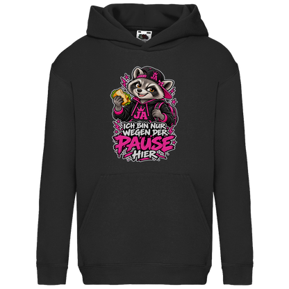 JA Pausen-Waschbär Pink – Kinder-Hoodie in Schwarz, Vorderansicht, Frontdruck: Waschbär mit Pausenbrot in Pink: „Ich bin nur wegen der Pause hier“