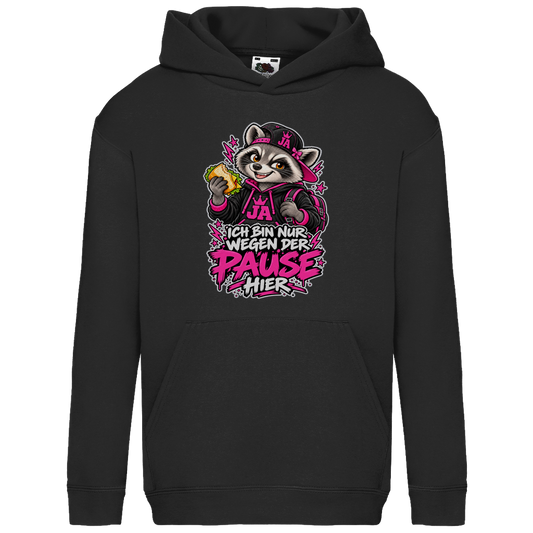 JA Pausen-Waschbär Pink – Kinder-Hoodie in Schwarz, Vorderansicht, Frontdruck: Waschbär mit Pausenbrot in Pink: „Ich bin nur wegen der Pause hier“