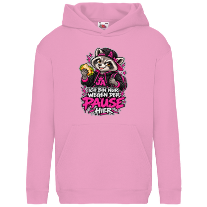 JA Pausen-Waschbär Pink – Kinder-Hoodie in Hellrosa, Vorderansicht, Frontdruck: Waschbär mit Pausenbrot in Pink: „Ich bin nur wegen der Pause hier“
