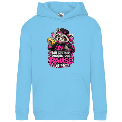 JA Pausen-Waschbär Pink – Kinder-Hoodie in Himmelblau, Vorderansicht, Frontdruck: Waschbär mit Pausenbrot in Pink: „Ich bin nur wegen der Pause hier“