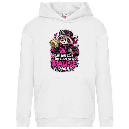 JA Pausen-Waschbär Pink – Kinder-Hoodie in Weiß, Vorderansicht, Frontdruck: Waschbär mit Pausenbrot in Pink: „Ich bin nur wegen der Pause hier“