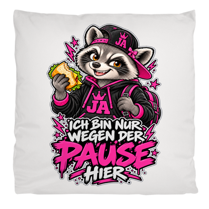 JA Pausen-Waschbär Pink – Flauschkissen in Cremeweiß, Aufdruck: Waschbär mit Pausenbrot in Pink: „Ich bin nur wegen der Pause hier“