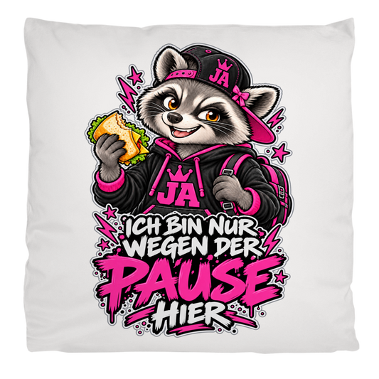 JA Pausen-Waschbär Pink – Flauschkissen in Cremeweiß, Aufdruck: Waschbär mit Pausenbrot in Pink: „Ich bin nur wegen der Pause hier“