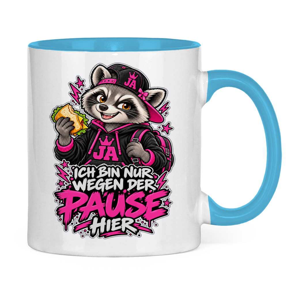JA Pausen-Waschbär Pink – Tasse in Hellblau, Rückansicht, ebenfalls bedruckt