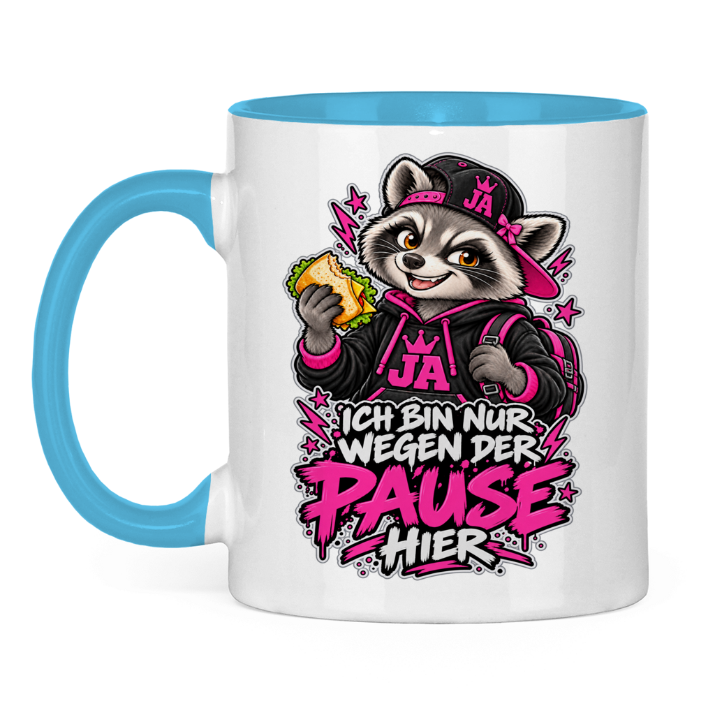 JA Pausen-Waschbär Pink – Tasse in Hellblau, Vorderansicht, Aufdruck: Waschbär mit Pausenbrot in Pink: „Ich bin nur wegen der Pause hier“