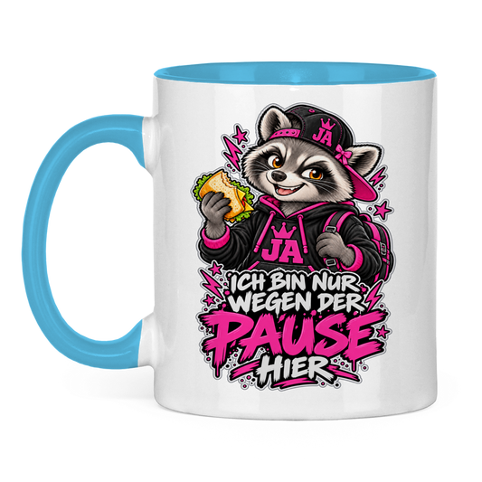 JA Pausen-Waschbär Pink – Tasse in Hellblau, Vorderansicht, Aufdruck: Waschbär mit Pausenbrot in Pink: „Ich bin nur wegen der Pause hier“