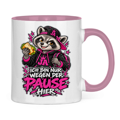 JA Pausen-Waschbär Pink – Tasse in Pink, Rückansicht, ebenfalls bedruckt