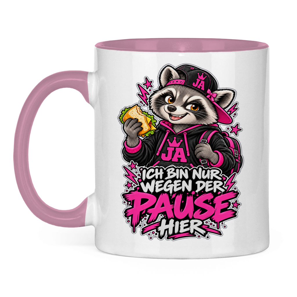 JA Pausen-Waschbär Pink – Tasse in Pink, Vorderansicht, Aufdruck: Waschbär mit Pausenbrot in Pink: „Ich bin nur wegen der Pause hier“