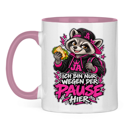 JA Pausen-Waschbär Pink – Tasse in Pink, Vorderansicht, Aufdruck: Waschbär mit Pausenbrot in Pink: „Ich bin nur wegen der Pause hier“
