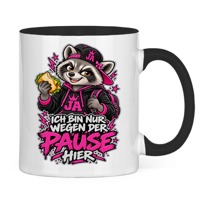 JA Pausen-Waschbär Pink – Tasse in Schwarz, Rückansicht, ebenfalls bedruckt