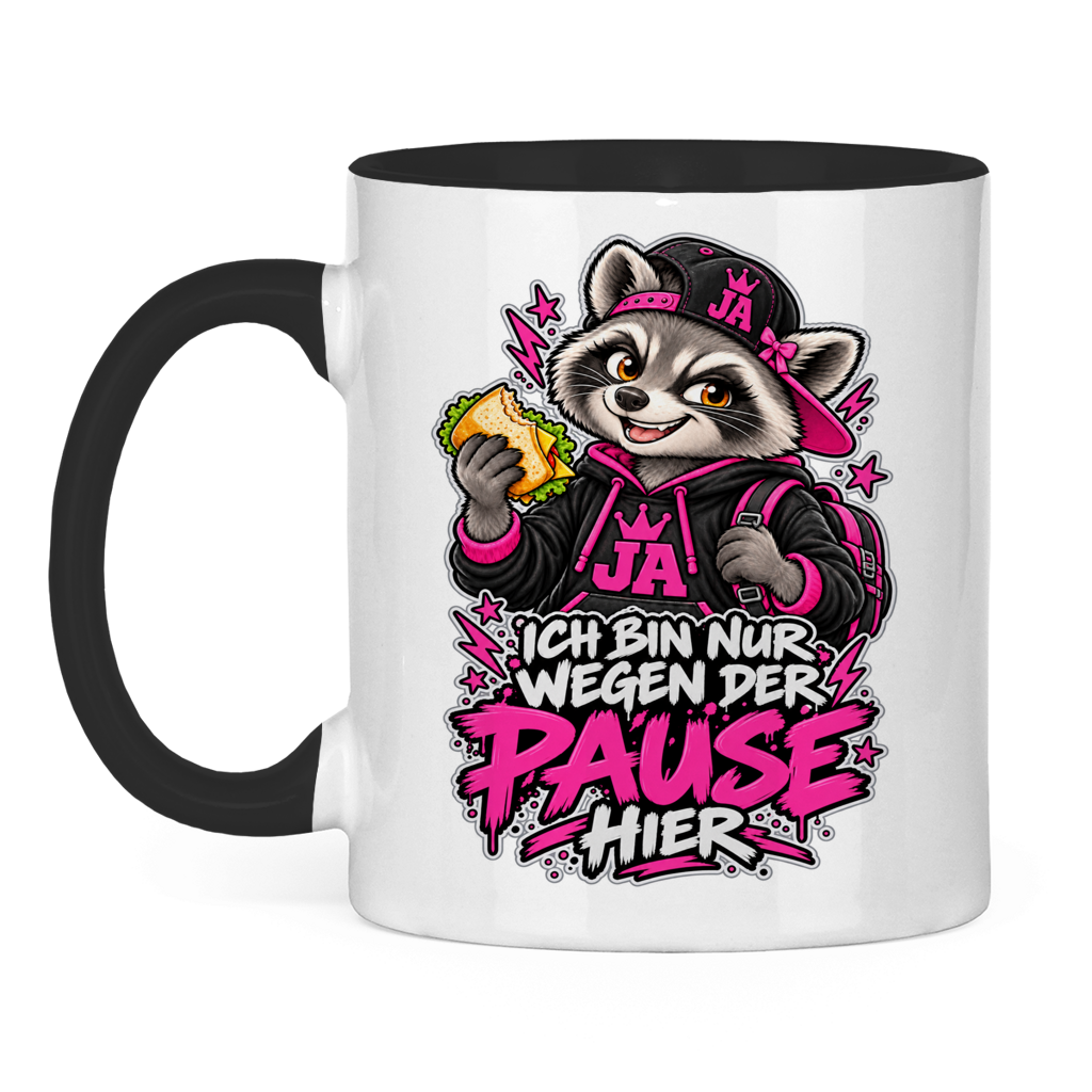 JA Pausen-Waschbär Pink – Tasse in Schwarz, Vorderansicht, Aufdruck: Waschbär mit Pausenbrot in Pink: „Ich bin nur wegen der Pause hier“