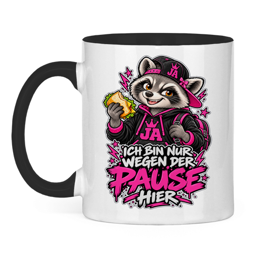 JA Pausen-Waschbär Pink – Tasse in Schwarz, Vorderansicht, Aufdruck: Waschbär mit Pausenbrot in Pink: „Ich bin nur wegen der Pause hier“