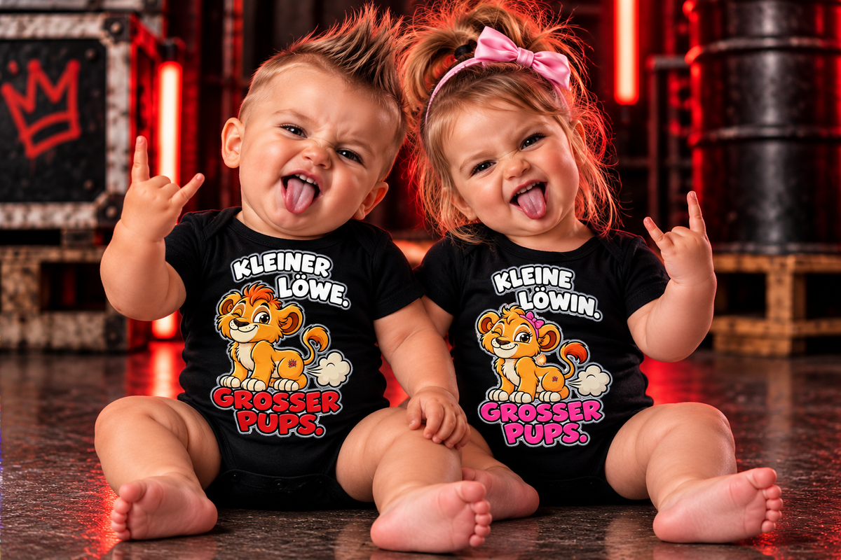 JA Pupsprinzessin – Baby-Body getragen: „Kleine Löwin. Großer Pups.“, daneben der Pupsalarm-Body
